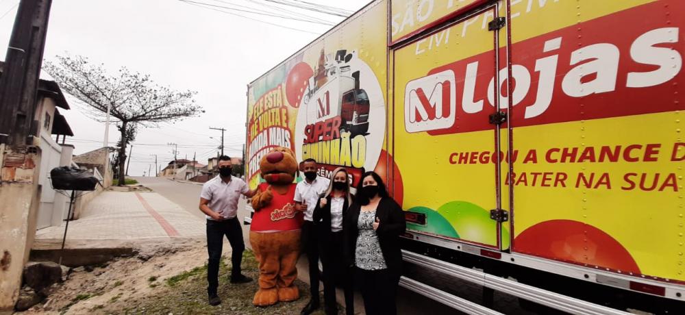 Foto 1 / MM entrega Caminhão de Prêmios no Dia do Cliente